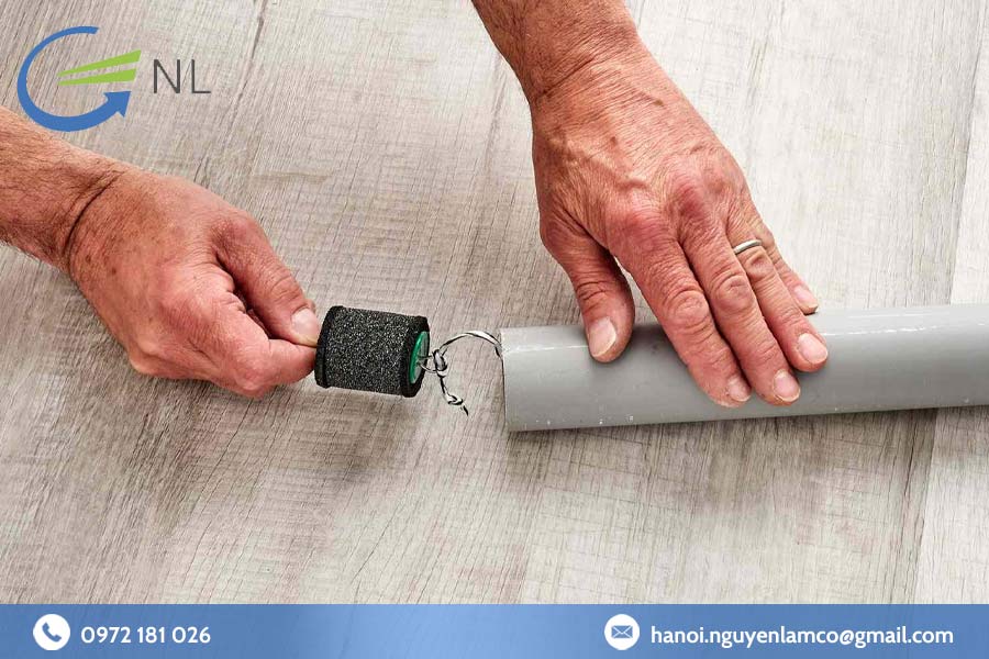 meo-luon-day-dien-qua-ong-gen-de-dang